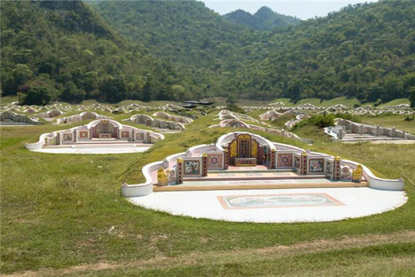 解读梦境，昨天晚上梦见两个坟地